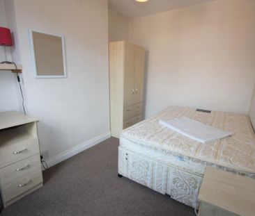 4 bedroom flat to rent - Photo 2