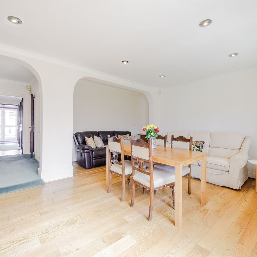 4 Bed Bungalow, Lowfield Road, W3 - Photo 1