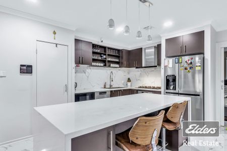 Beautiful double storey opposite the Wyndham Village shopping centre ! - Photo 2