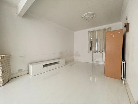 3 Bed Terraced House, Natal Road, IG1 - Photo 3