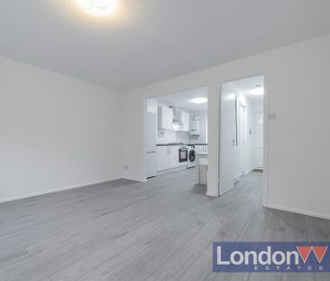 2 bedroom mews to rent - Photo 4