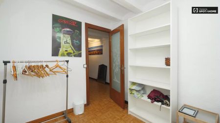 Room in a shared 5-bedroom apartment for rent in El Raval - Photo 4