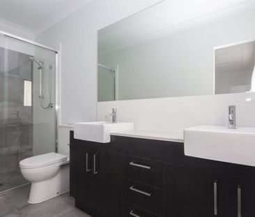 Modern 3 Bedroom Townhouse - Photo 3