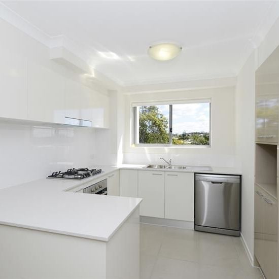 2 Bedrooms, 2 Bathrooms, New Carpets, Park Outlook, in this leafy pocket of Lutwyche. - Photo 1