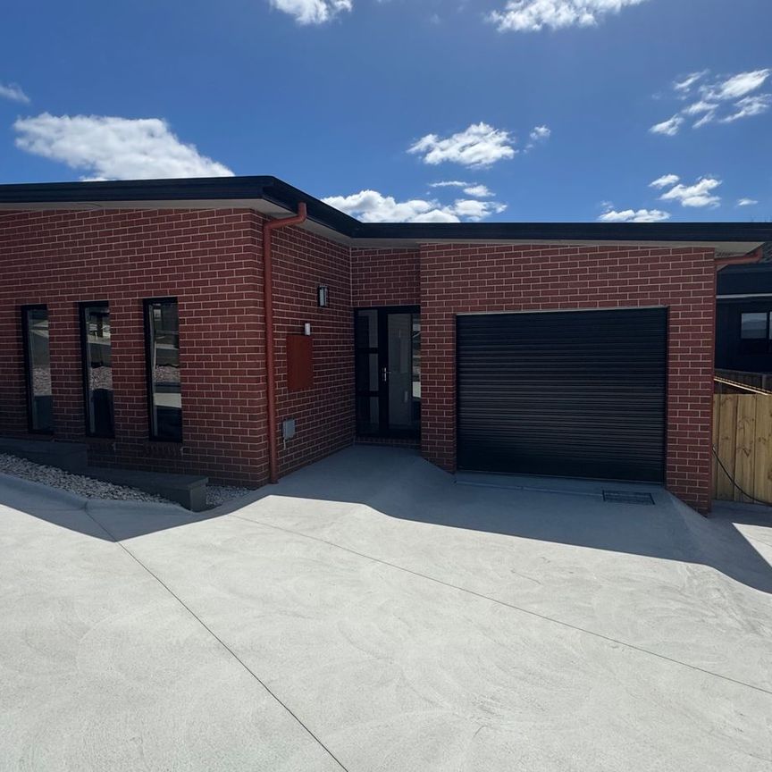 1/14 Pauls Road, Lindisfarne, TAS 7015 - Photo 1