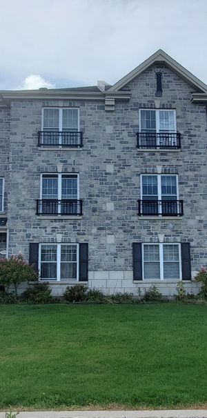 Logement 5 1/2 St-Janvier 1er Juillet - Photo 1