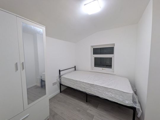 Room in a Shared House, London Road, SM6 - Photo 1