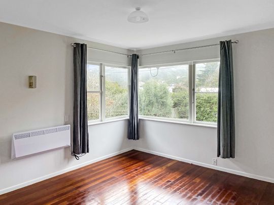 RENOVATED 3-BEDROOM KARORI HOME! - Photo 1