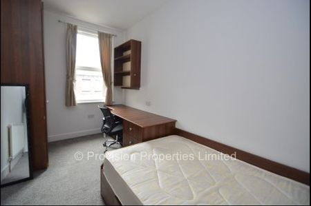 6 Bedroom Lets in Leeds - Photo 3