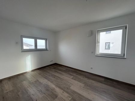 NEUBAU - Schöne 3-Zimmerwohnung mit Balkon in ruhiger Lage in Kichasch/Nähe Erding - RESERVIERT-. - Photo 3