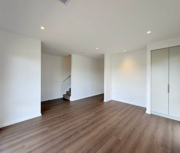 Modern Double-Storey Townhouse in a Prime Woodlea Location! - Photo 1