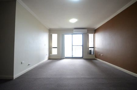 “LOVELY 2 BEDROOM IN HANDY LOCATION!” - Photo 2