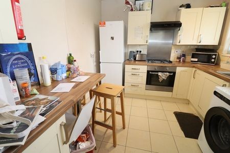 Room in a Shared Flat, Jenkinson House, E2 - Photo 4