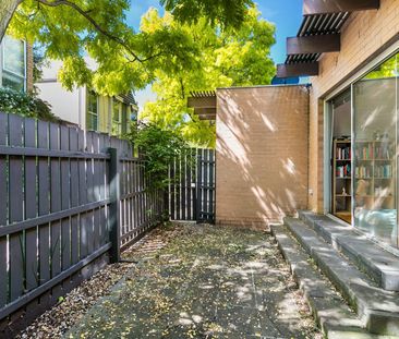 Register to Inspect // Light-Filled Town Residence with Private Cou... - Photo 5