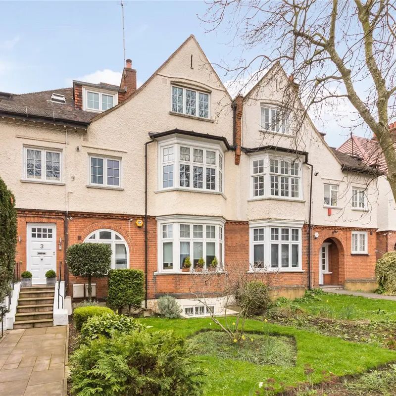 3 bedroom flat in Hampstead - Photo 1