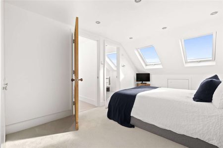 NOT SUITABLE FOR SHARERS - Immaculately refurbished, three bedroom, two bathroom, split level flat with roof terrace, close to Wandsworth Town, The Tonsleys and Wandsworth Common. - Photo 3