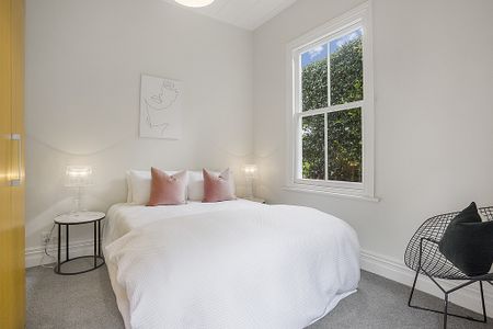 Stylish City-Edge Villa in Auckland's Most Coveted Pocket - Photo 2
