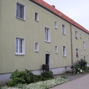 Im Grünen zu Hause: 2-Zimmer-Wohnung mit Badewanne - Photo 2