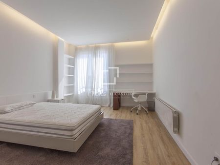 Excellent 6-bedroom apartment with a balcony for rent in El Pla del Remei, Valencia - Photo 4