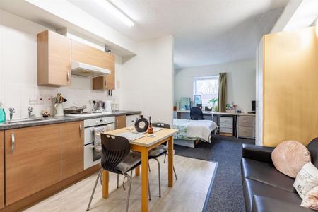 1 bedroom in a flat share to rent - Photo 2