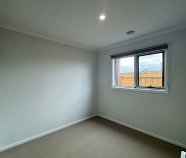 10 Buttercup Crescent, Armstrong Creek VIC 3217 - House For Rent | ... - Photo 4