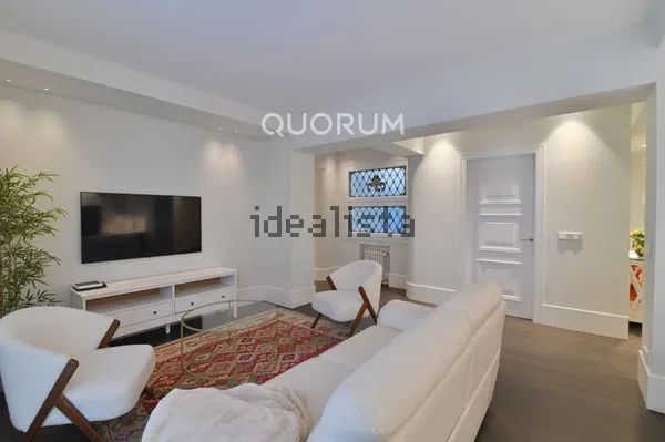 Alquiler de piso en Calle Rodríguez Arias - Photo 1