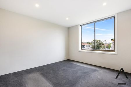 Fully Refurbished, 2 Bedroom, Coastal Apartment – Walk to Coogee Beach - Photo 3