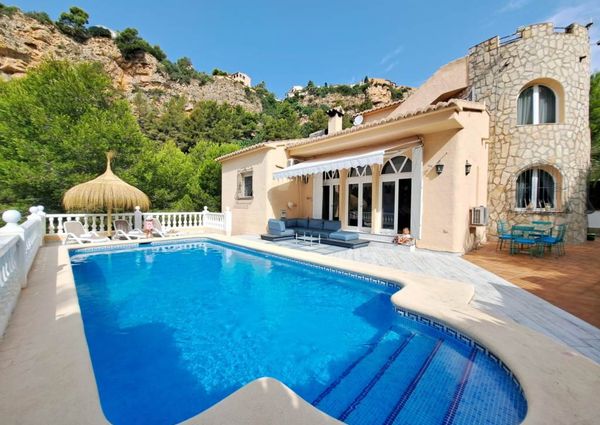 Villa for rent in Cumbre del Sol with 5 bedrooms