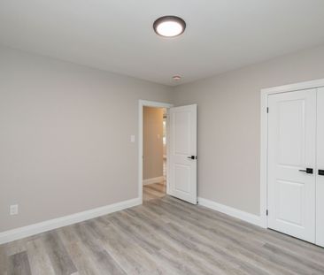 For Lease - 402 Third Line, Oakville, Ontario - Photo 6