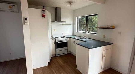 Charming 3BR Manurewa Retreat w/ Garden - Photo 2
