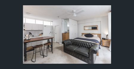 **First Open for Inspection, 9.00-9.15 Saturday (15/11/25)** Fully furnished studio in exceptional harbour setting - Photo 4