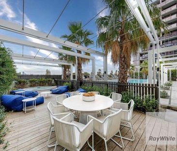 Breathtaking Bay Views in the Heart of Port Melbourne - Photo 3