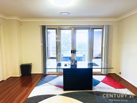 Spacious 6-Bedroom Family Home with Premium Features - Photo 5