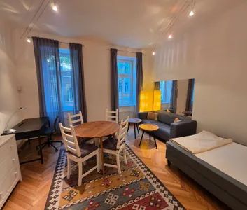 Gersthof - Ruhige, komplett möblierte Altbauwohnung - Photo 1