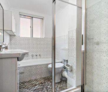 Bright & Airy Apartment in convenient location - Photo 2