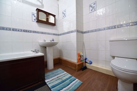6 bedroom Flat in Hollybank, Leeds - Photo 4