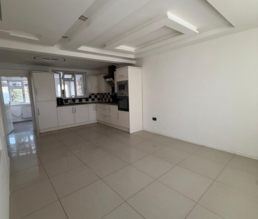 4 bedroom semi-detached house to rent - Photo 2