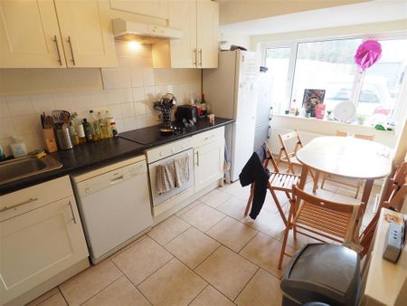 6 bedroom end of terrace house to rent - Photo 2