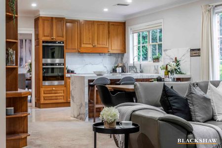 Charming Five Bedroom Family Home - Photo 2