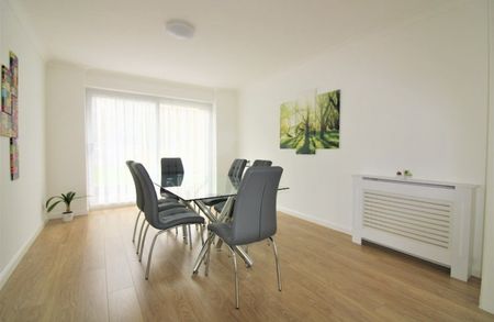 3 bed Semi-detached in Gloucester Gardens , Cockfosters, EN4 0QP - Photo 4