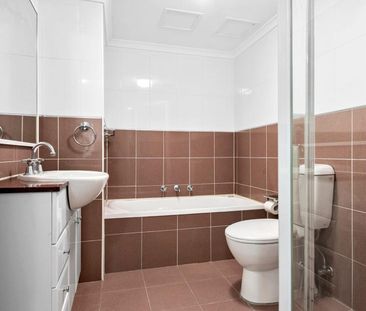 Spacious 2-Bedroom Apartment with Large Entertainer's Balcony - Photo 3