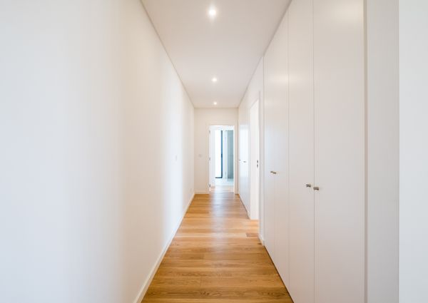 Moradia T6 de arquitetura moderna inserida no Golfe de Oeiras