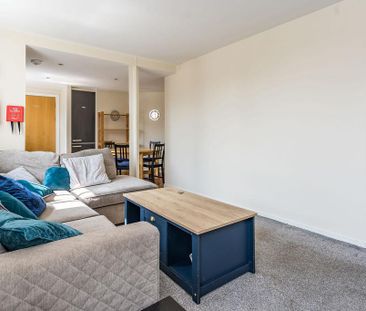 3 bedroom flat to rent - Photo 4