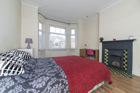 4 bedroom semi-detached house to rent - Photo 3