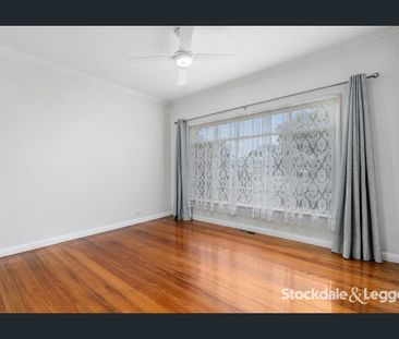 Charming Home - Photo 3