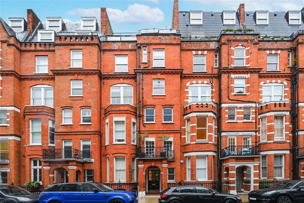 A bright and impressive two bedroom two bathroom apartment boasting a full length private balcony overlooking the manicured communal gardens. - Photo 1