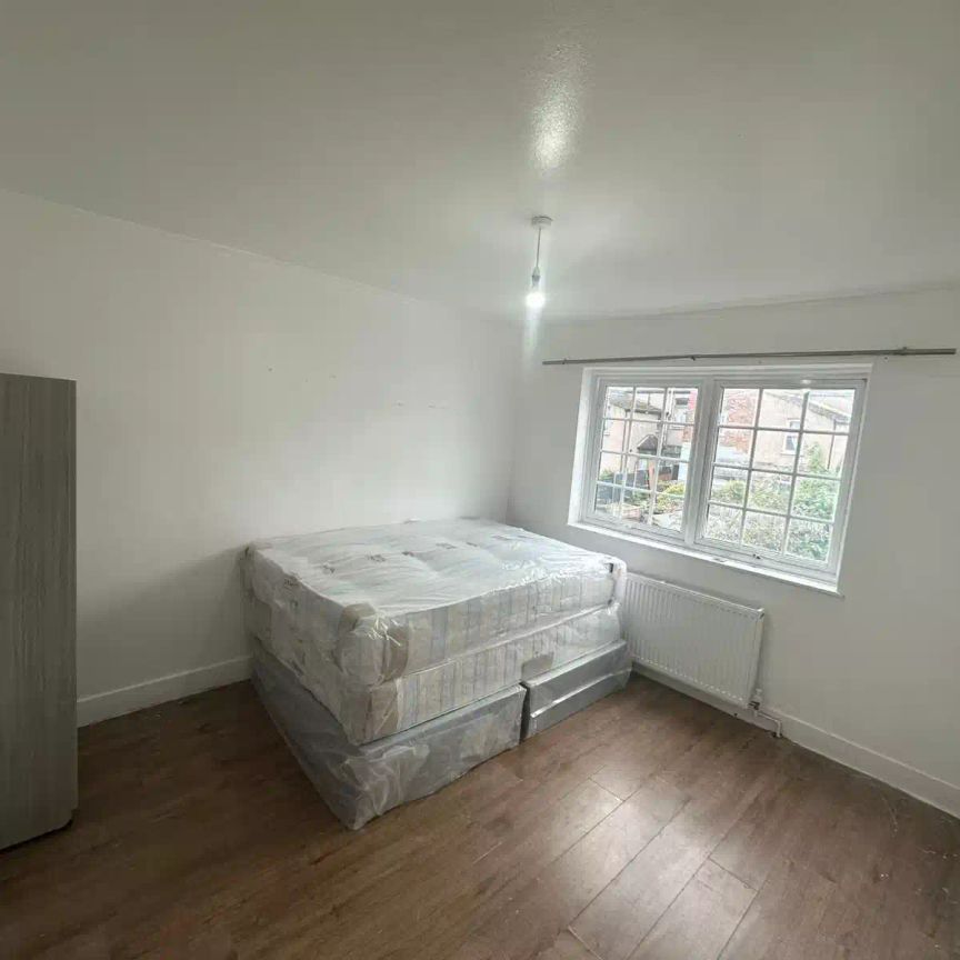 6 Bedroom 2 Bathroom Apartment - Photo 1