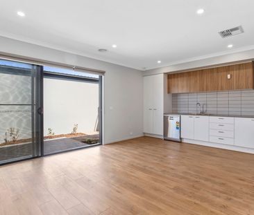 Comfort, Convenience & Contemporary Style – Your New Home Awaits! - Photo 4