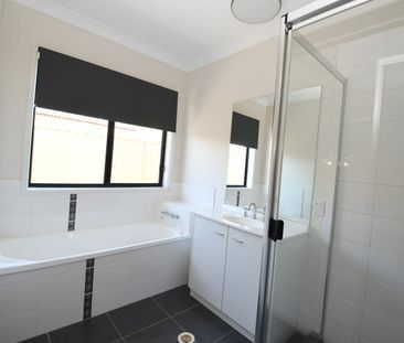 Spacious Family Home on 800m² Block – Rural Outlook & Prime Location - Photo 6