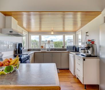 Spacious 4-Bedroom Family Home with sleepout for Rent in Kensington - Photo 6